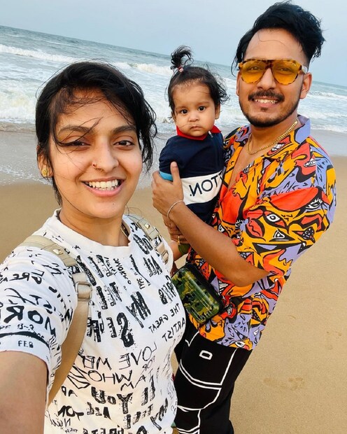 কিছুদিন আগে ছেলে এবং পরিবারের সকলকে নিয়ে পুরীতে বেড়াতে গিয়েছিলেন তারা৷ সেখানে সমুদ্রতটে ছেলের সঙ্গে একগুচ্ছ ছবি পোস্ট করেন দু’জনে৷ 
