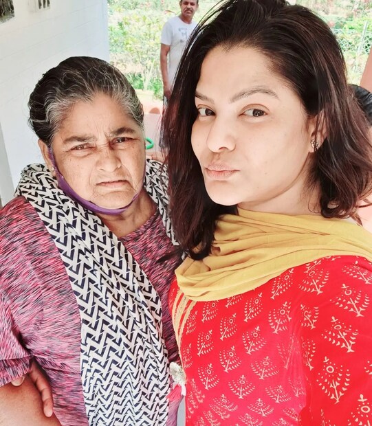 কথায় আছে, কুপুত্র যদিবা হয়, কুমাতা কখনও নয়। সেই প্রবাদ বাক্য সত্যি করে বিস্ফোরক মন্তব্য করলেন অর্পিতা মুখোপাধ্যায়ের মা মিনতি মুখোপাধ্যায়। তিনি বলেন,'দোষ করে থাকলে শাস্তি হোক। টাকা না নিয়ে থাকলে প্রমাণ করুক।'