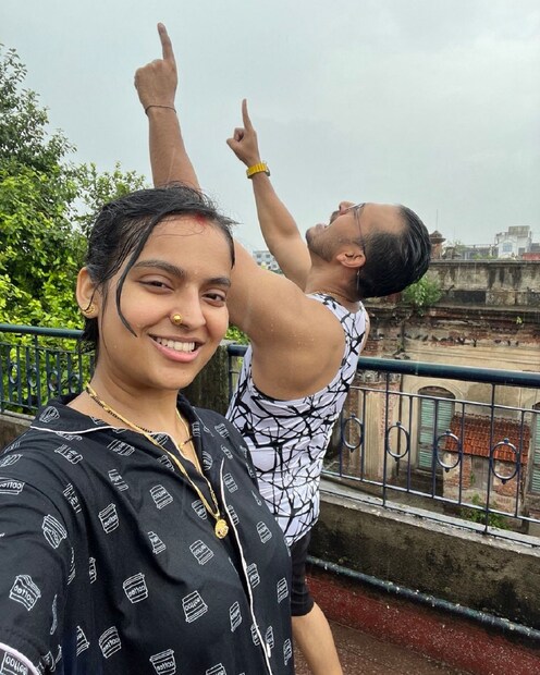 ইনস্টাগ্রাম, ইউটিউবে দারুণ ভিডিও পোস্ট করছেন রাজা-মধুবনী৷ সেখানে ভক্তদের সঙ্গে ভাগ করে নিচ্ছেন নিজেদের জীবনযাত্রার গল্প৷ সেখানে থাকছে ছেলে কেশবের কাণ্ডকারখানাও৷ কখনও একসঙ্গে আইসক্রিম খেতে যাওয়া তো কখনও ছেলের সঙ্গে মজা, সবই উঠে আসছে তাদের ভ্লগে৷ 