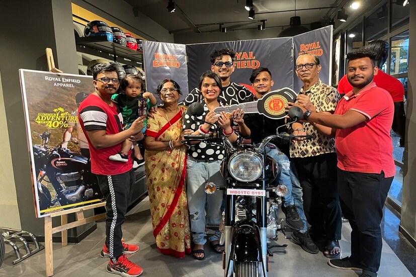আর রাজা-মধুবনী কিনে ফেলেছেন তাঁদের পছন্দের দু’চাকা গাড়ি! রয়্যাল এনফিল্ড বাইক পছন্দ তাদের৷ এবং সেই বাইক ঘরে এনেছেন তারা৷ পরিবারের সকলে মিলে গিয়েছিলেন শোরুমে, বাইক আনতে৷ সঙ্গে ছিল তাদের ছেলে কেশবও! 