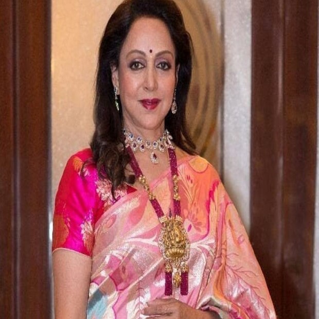 হেমা মালিনী হাসলে আজও মুক্তো ঝরে। কাঁদলে পরে পান্না। তাঁর ফিটনেস হার মানাবে কলেজ পড়ুয়াদেরও। বৃদ্ধ বয়সেও তাঁর টানটান ত্বক গবেষণার বিষয় হতে পারে। কীভাবে নিজেকে এতটা ফিট রেখেছেন হেমা? প্রৌঢ়ত্বের শেষ সীমায় পৌঁছেও এমন স্বাস্থ্যোজ্বল ত্বক বজায় রেখেছেন কীভাবে? এখানে রইল হেমা মালিনীর সৌন্দর্যের গোপন রহস্য।