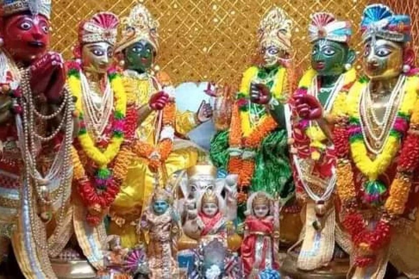 ভাগীরথী নদীর পূর্ব দিকে নশিপুর রাজবাড়ির কাছে এখানে নশিপুর আখড়া রয়েছে। এটি ছিল রামানুজ সম্প্রদায়ের সাধুদের আস্তানা বা আখড়া। সাধুদের মধ্যে যিনি চিরকুমার থাকতেন, তিনিই হতেন সেই আখড়ার সেবায়েত। (কৌশিক অধিকারী)