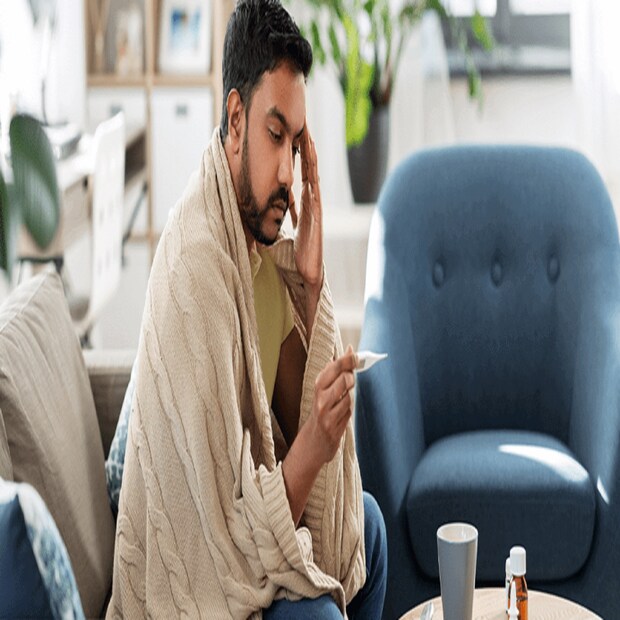 যেটা ভাইরাল জ্বর বা সাধারণ ফ্লু, অর্থাৎ ঋতু পরিবর্তনের জেরে হয়ে থাকে, সেটায় জ্বরের সঙ্গে সর্দি, নাক বন্ধ, গলা খুশখুশ হয়। কিন্তু করোনাতে নাক বন্ধ কিংবা সর্দির লক্ষ্মণ দেখা যায় ন। এই ভাইরাস সোজা শ্বাসযন্ত্রকে আক্রমণ করে, তাই শুকনো কাশির সঙ্গে ১০৪ ডিগ্রি জ্বর শরীরকে দুর্বল করে তোলে।