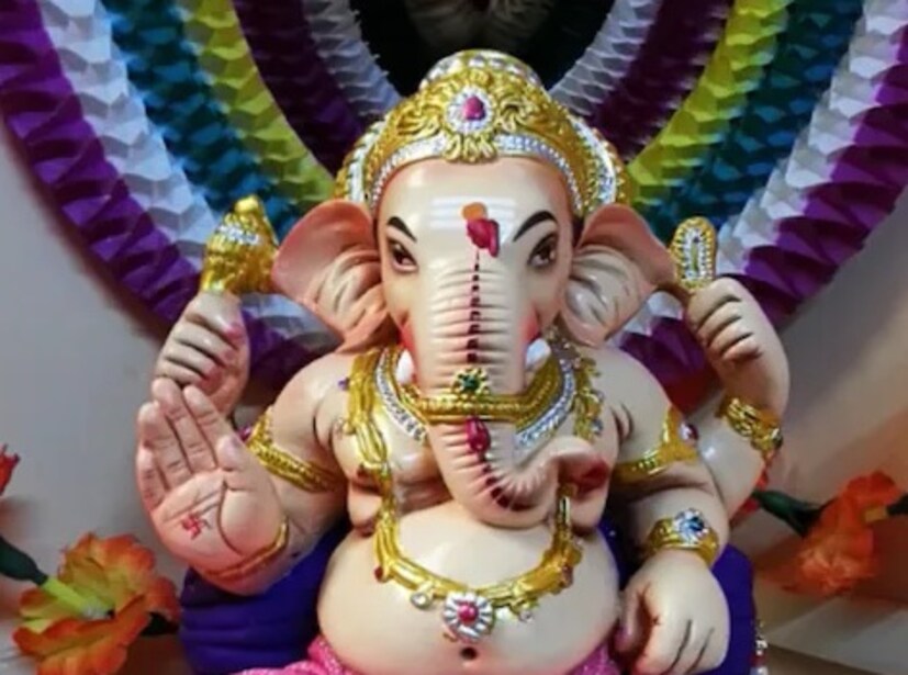  আমরা অনেক সময়ই ডেকোরেশনের জন্য ঘরের টেবিল, প্রবেশদ্বার বা শেলফ একাধিক গণেশমূর্তি দিয়ে সাজাতে ভালবাসি। তবে বাস্তুশাস্ত্র মতে বাড়িতে একটি মাত্র মূর্তি রাখাই ভাল। এমনটা বিশ্বাস করা হয় যে অনেক মূর্তির অবস্থান ঋদ্ধিদেব গণেশকে বিরক্ত করে তোলে। Representative Image