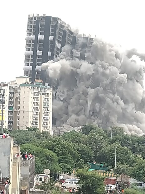 সুপ্রিম কোর্টই ওই ট্যুইন টাওয়ার গুঁড়িয়ে দেওয়ার নির্দেশ দিয়েছিল, এমনই সূত্রের খবর৷ কারণ পর্যালোচনা করে তারা দেখেছিল যে, নিয়ম মেনে ট্যুইন টাওয়ার তৈরি করা হয়নি। এমারেল্ড কোর্ট গ্রুপ হাউজিং সোসাইটির রেসিডেন্টস ওয়েলফেয়ার অ্যাসোসিয়েশনের তরফে একটি আবেদন দাখিল করা হয়েছিল। তাতে দাবি করা হয় যে, ২০১০ সালের উত্তরপ্রদেশ অ্যাপার্টমেন্টস আইন না-মেনেই ট্যুইন টাওয়ারটি বানানো হয়েছিল। দুই টাওয়ারের মধ্যে যে ন্যূনতম দূরত্ব থাকা উচিত, তা রাখা হয়নি। এই সব দিক খতিয়ে দেখে গত বছরেই ওই জোড়া টাওয়ার ধ্বংস করার নির্দেশ দেয় শীর্ষ আদালত৷