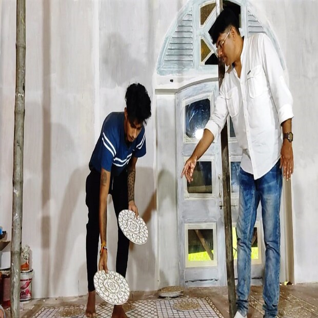 সোশ্যাল মিডিয়া মারফত ক্যালিফোর্নিয়ায় প্রবাসী দুর্গাপূজা কমিটির সঙ্গে যোগাযোগ হয় কোন্নগরের শিল্পী সন্দীপ মুখোপাধ্যায়ের। সোশ্যাল মিডিয়াতেই কাজের নমুনা দেখে কাজ পাকা হয় শিল্পীর। (রিপোর্টার- রানা কর্মকার)