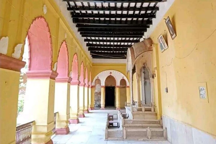 সোমবার থেকে ঝুলন উৎসব শুরু করে চলবে বৃহস্পতিবার পর্যন্ত। শ্রীকৃষ্ণের ভক্তদের কাছে ঝুলনযাত্রা একটি গুরুত্বপূর্ণ উৎসব। বর্তমানে শহরাঞ্চলে এই উৎসবের রেশ ক্ষীণ হয়ে আসলেও গ্রামাঞ্চলে বাংলার এই ঐতিহ্য এখনও টিকে রয়েছে। (কৌশিক অধিকারী)
