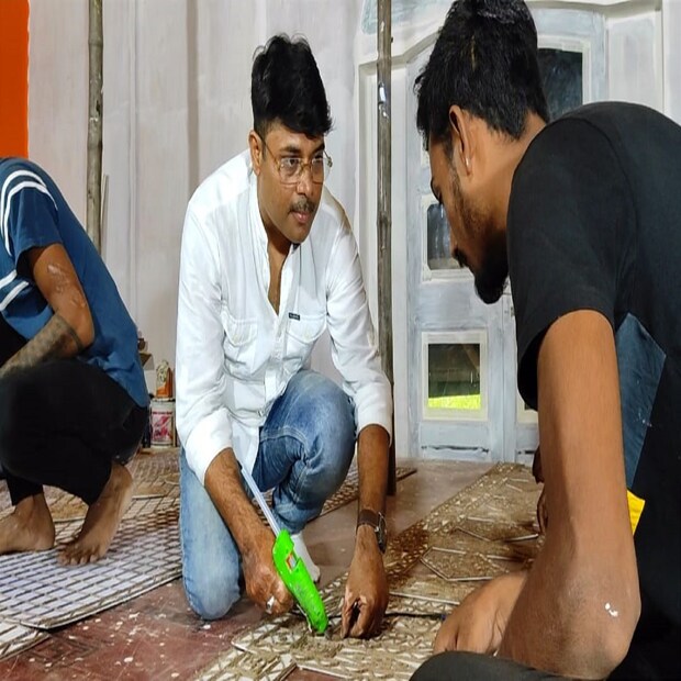 গত জুলাই মাসে কাজের বরাত মিলতেই শুরু হয় প্যান্ডেল তৈরির কাজ। উত্তর কলকাতার এক জায়গায় শিল্পী তাঁর প্যান্ডেল তৈরির কাজ চালিয়ে যাচ্ছেন সহকর্মীদের নিয়ে। পলক ফেলার সময় নেই এই মুহূর্ত। (রিপোর্টার- রানা কর্মকার)