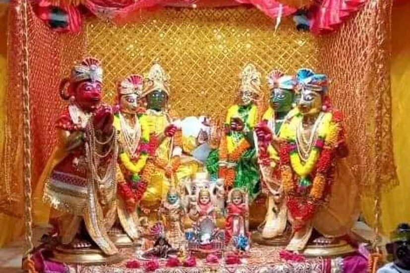 শ্রাবণ মাসের অমাবস্যার পরের একাদশী থেকে শুরু হয়ে শ্রাবণী পূর্ণিমা পর্যন্ত এই ঝুলনযাত্রা হয়। ঝুলনের অর্থ দোলনা। ভগবান শ্রীকৃষ্ণের জন্য দোলনা সাজানো হয়। আর সেই দোলনায় থাকেন শ্রীকৃষ্ণ ও রাধা। (কৌশিক অধিকারী)