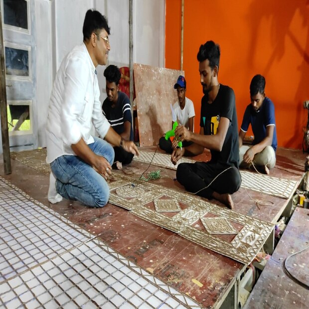 সন্দীপ মুখোপাধ্যায় বলেন, বাঙালি হিসেবে তিনি প্রথম তাঁর তৈরি প্যান্ডেল পাড়ি দিচ্ছে বিদেশের মাটিতে। ইউনেস্কো বাংলার দুর্গাপূজাকে বিশেষ স্বীকৃতি দেওয়ার পর দুর্গাপূজা এখন গোটা বিশ্বব্যাপী উৎসব। (রিপোর্টার- রানা কর্মকার)
