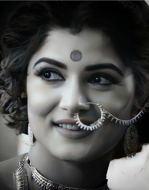 সাবেকি সাজে সব সময় মোহময়ী শ্রাবন্তী। চোখ ফেরানো দায়। (Photo Source Instagram)