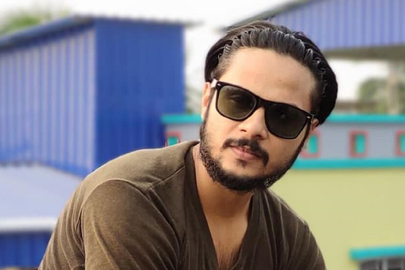 অভিনয় করবেন ভাবেননি কখনও৷ বুঝতে পারেননি এটাই হবে তাঁর পেশা৷ তবে নেশা একটা ছিল৷ যা তাঁকে তাড়িয়ে বেড়াত৷ এবং সেই চাহিদা থেকেই সবুজ বর্ধন এখন ধীরে ধীরে পায়ের তলায় মাটি পাচ্ছেন৷ 