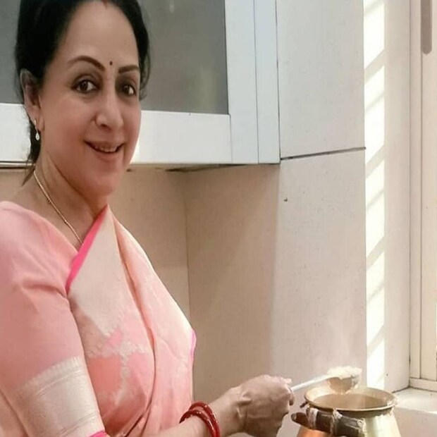 অ্যারোমা অয়েল: হেমা মালিনীর আপেলের মতো টুকটুকে গাল, রঙ যেন ফেটে পড়ছে। ৭৩ বছর বয়সেও গোছা গোছা চুল। কীভাবে সম্ভব? মুখে এবং চুলে অ্যারোমা অয়েল ব্যবহার করেন অভিনেত্রী। স্বাস্থ্যোজ্বল ত্বক এবং চুলের জন্য এটাই ব্যবহার করেন ড্রিম গার্ল।