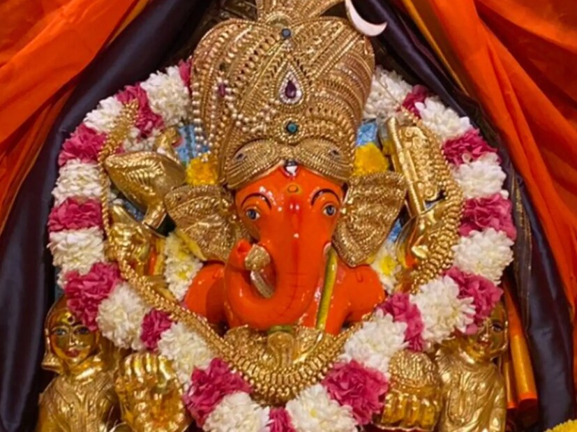 মূর্তি স্থাপনের সঠিক ভঙ্গি নির্বাচন করার পর আমাদের আরও সূক্ষ্ম বিষয়ে মনোযোগ দিতে হবে। এগুলো হল মূলত দণ্ড, বাহন এবং প্রসাদ। গণেশের হাতের দণ্ডটি বাম দিকে খানিকটা কাত করে স্থাপন করা উচিত, এতে তিনি খুশি হবেন। এতে সুখ এবং সাফল্যের সূচনা হয়। এছাড়াও গণেশের বাহন এবং প্রসাদ অর্থাৎ লাড্ডুর কথা ভুলে গেলে একদম চলবে না। সেগুলোও যেন মূর্তির সঙ্গে থাকে। Representative Image