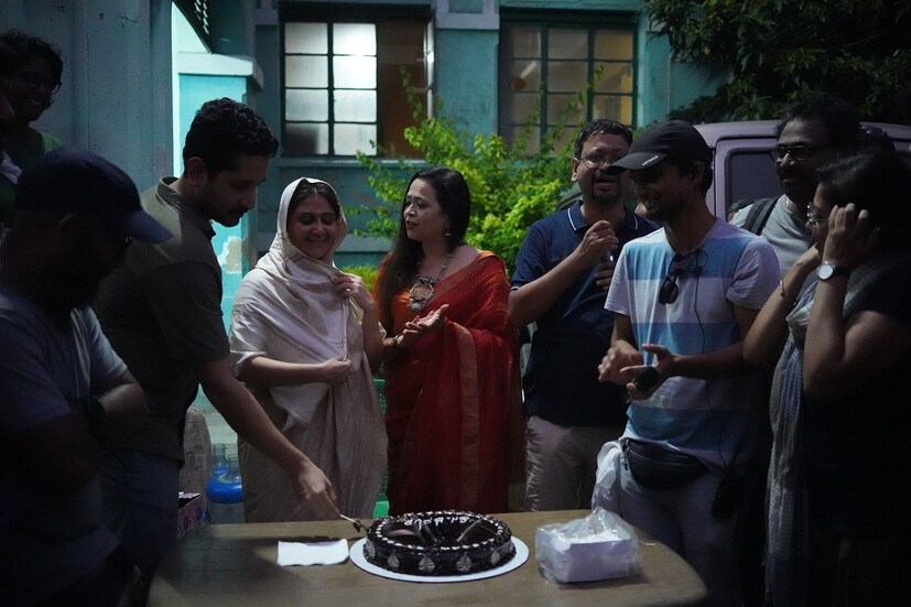 প্রসঙ্গত, এর আগে 'হেমন্তের পাখি', 'ভূতের ভবিষ্যৎ', 'মাছ মিষ্টি ও মোর', '০৩৩'-র মতো একাধিক ছবিতে একসঙ্গে কাজ করেছেন স্বস্তিকা -পরমব্রত। এই জুটির শেষ কাজ ছিল ২০১৯-এর 'শাহজাহান রেজেন্সি'। তবে নতুন ছবি 'শিবপুর'-এর লুক ইতিমধ্যেই দর্শকদের মধ্যে উত্তেজনা দ্বিগুণ করে দিয়েছে।