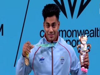  Achinta Sheuli singing national anthem at podium while flag hoisting - Photo Courtesy- Sony Ten 3 / Facebook Video Garb 