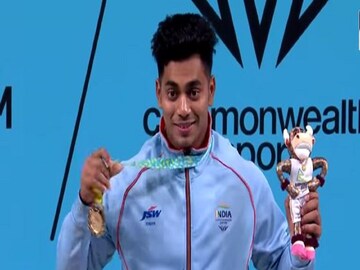  Achinta Sheuli singing national anthem at podium while flag hoisting - Photo Courtesy- Sony Ten 3 / Facebook Video Garb 