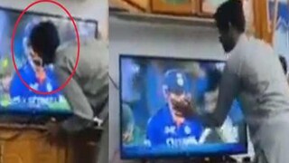 হার্দিকের ছবিতে চুমু খাচ্ছেন আফগান ক্রিকেট ভক্ত হার্দিকের ছবিতে চুমু খাচ্ছেন আফগান ক্রিকেট ভক্ত