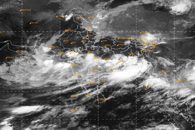 মৌসম বিভাগ ওয়েদার আপডেট অনুযায়ি আজকের ওয়েদার আপডেট অনুযায়ি আলাদা আলাদা এলাকায় ভারী থেকে অতিভারী বৃষ্টি হতে পারে৷ পাশাপাশি ঘণ্টা ৪০ থেকে ৬০ কিলোমিটার গতিতে বইবে ঝোড়ো হাওয়া৷ উপকূল এলাকায় প্রবল দাপট দেখাবে বৃষ্টি ও হাওয়ার দাপট৷ Photo Courtesy- IMD/ Sattellite Image 