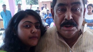 তিনি নাকি স্কুলেও যেতেন না, বাড়িতে পৌঁছে যেত রেজিস্ট্রার। তিনি নাকি স্কুলেও যেতেন না, বাড়িতে পৌঁছে যেত রেজিস্ট্রার।