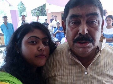 তিনি নাকি স্কুলেও যেতেন না, বাড়িতে পৌঁছে যেত রেজিস্ট্রার। 