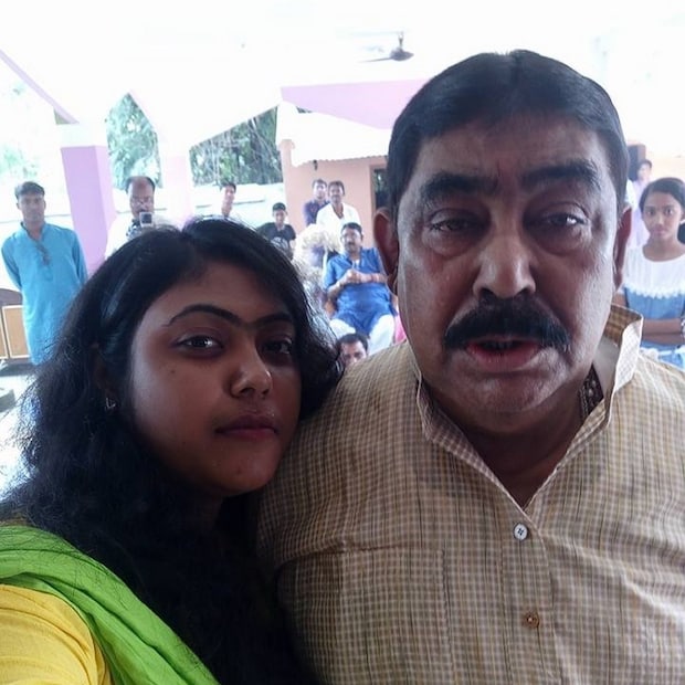 তালিকা অনুযায়ী, অনুব্রতর নিজের নামে রয়েছে ২৪টি সম্পত্তি৷ অনুব্রতর মেয়ে সুকন্যার নামে ২৬টি সম্পত্তি নথিভুক্ত রয়েছে৷ এর মধ্যে ফ্ল্যাট এবং জমি রয়েছে৷ এর পাশাপাশি অনুব্রত মণ্ডলের প্রয়াত স্ত্রী ছবি মণ্ডলের নামে ৬টি সম্পত্তির সন্ধান মিলেছে৷ 