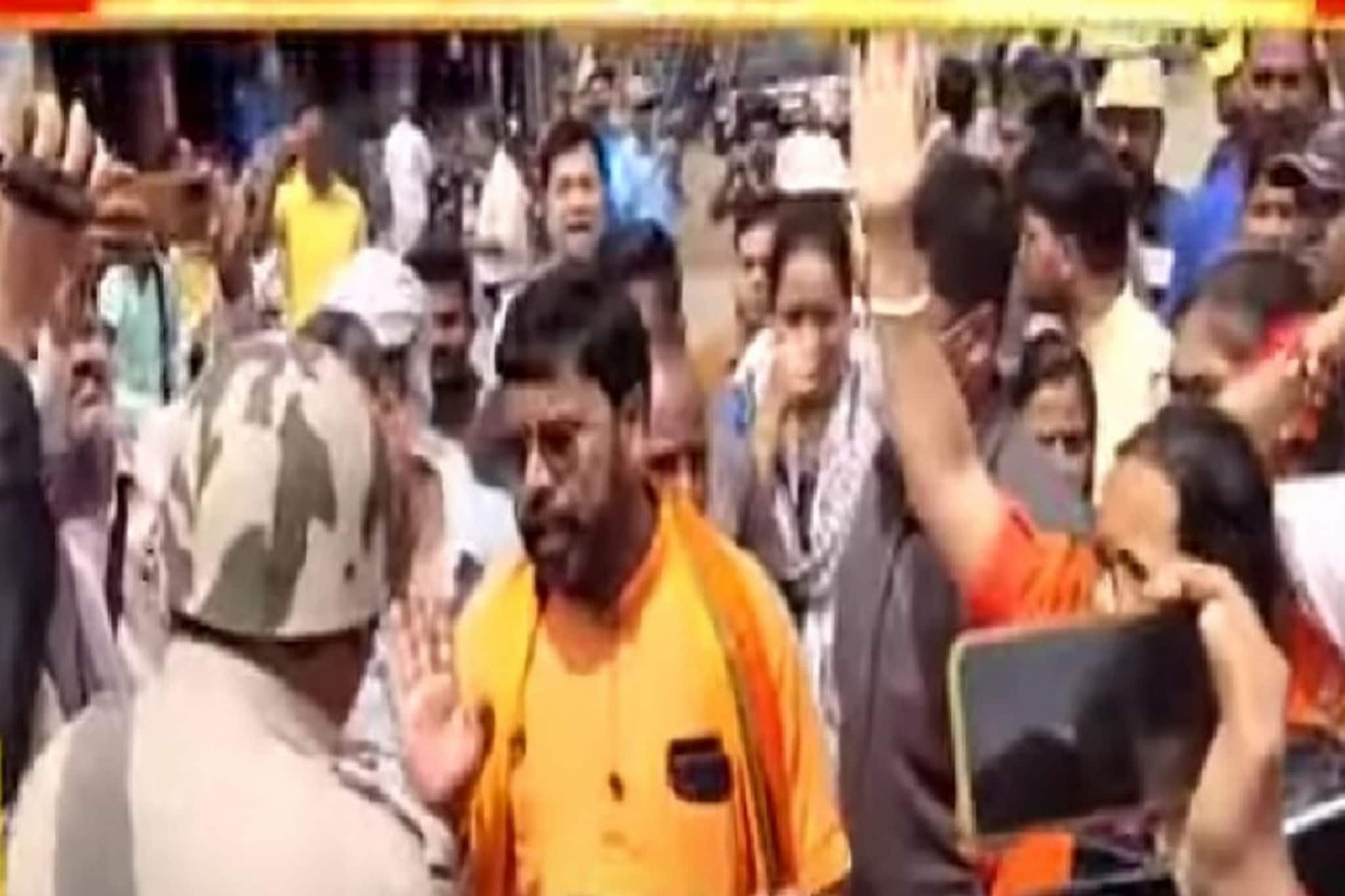 আসানসোল-বনগাঁ দুই পুরসভা উপনির্বাচনেই বুথ দখল, হাতাহাতি ঘিরে তৃণমূল-বিজেপি সংঘাত