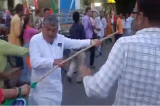 লাঠি হাতে মারমুখী অসিত মজুমদার৷  লাঠি হাতে মারমুখী অসিত মজুমদার৷