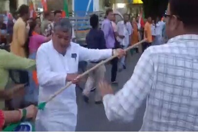 লাঠি হাতে মারমুখী অসিত মজুমদার৷  লাঠি হাতে মারমুখী অসিত মজুমদার৷