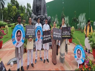 সংসদ ভবনে বাংলার বিজেপি সাংসদদের বিক্ষোভ৷