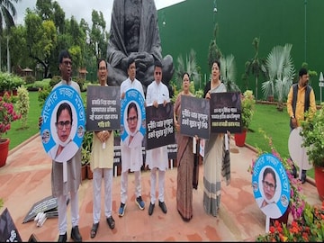 সংসদ ভবনে বাংলার বিজেপি সাংসদদের বিক্ষোভ৷