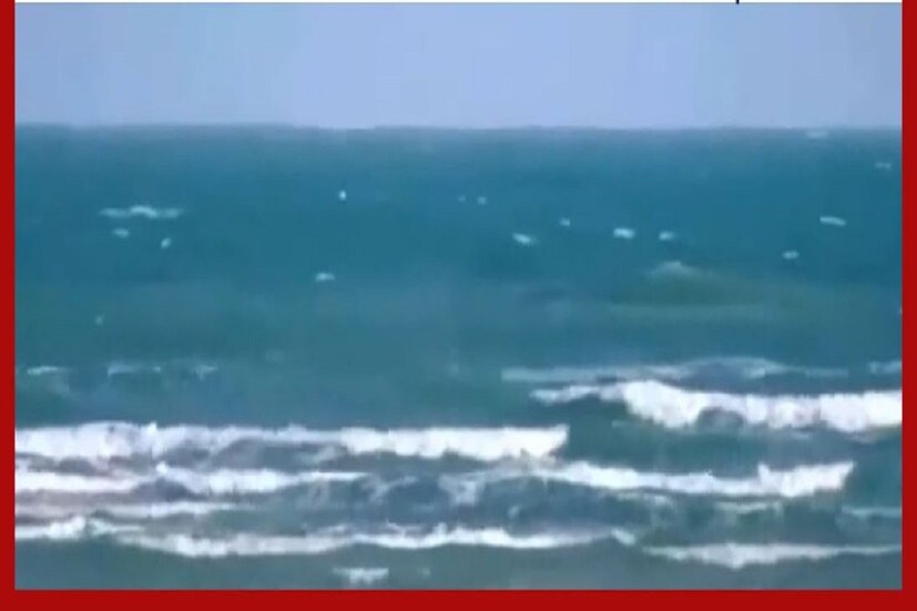 গতকাল বিকেল সাড়ে চারটে নাগাদ ভাটার সময় সমুদ্রে তলিয়ে যায়। শুরু হয় তল্লাশি। গভীর রাতে সমুদ্রতটে মেলে দেহটি। আজ কাকদ্বীপ হাসপাতালে দেহের ময়নাতদন্ত হবে। Photo- File