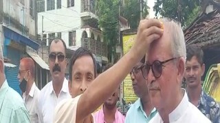 বিপ্লব রায় চৌধুরীর মাথায় পুজোর ফুল ছুঁইয়ে দিচ্ছেন তাঁর ঘনিষ্ঠরা৷ 