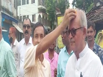 বিপ্লব রায় চৌধুরীর মাথায় পুজোর ফুল ছুঁইয়ে দিচ্ছেন তাঁর ঘনিষ্ঠরা৷ 