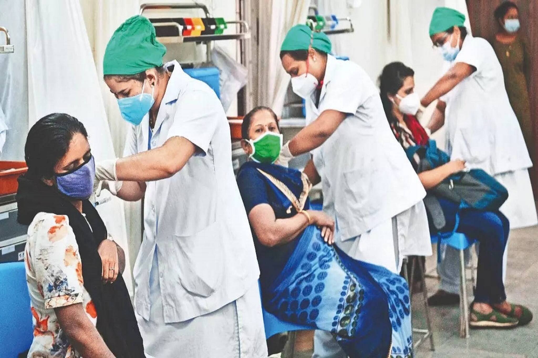 পুজোয় লক্ষ্য আরও সুরক্ষা, ১৮ ঊর্ধ্বদের করোনা বুস্টার ডোজের সময়সামী বাঁধল রাজ্য