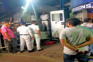 এই প্রিজন ভ্যানেই উঠতে নারাজ ছিলেন পার্থ৷  এই প্রিজন ভ্যানেই উঠতে নারাজ ছিলেন পার্থ৷