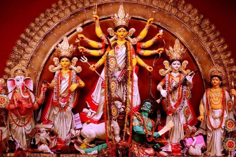 হুগলির কোন্নগরের বাসিন্দা সন্দীপ মুখোপাধ্যায় তৈরি প্যান্ডেল পাড়ি দেবে আমেরিকার ক্যালিফোর্নিয়ায়। চলছে জোর কদমে প্যান্ডেল তৈরির কাজ। প্যান্ডেলের থিম 'বিশ্বরূপে‌ণ সংস্থিতা'। (রিপোর্টার- রানা কর্মকার)