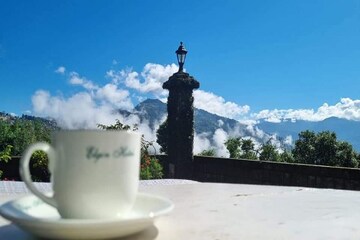 মেঘ সরতেই শ্বেতশুভ্র কাঞ্চনজঙ্ঘা,ঘুম ভেঙে চায়ের কাপ হাতে ব্যালকনিতে শিলিগুড়িবাসী মেঘ সরতেই শ্বেতশুভ্র কাঞ্চনজঙ্ঘা,ঘুম ভেঙে চায়ের কাপ হাতে ব্যালকনিতে শিলিগুড়িবাসী