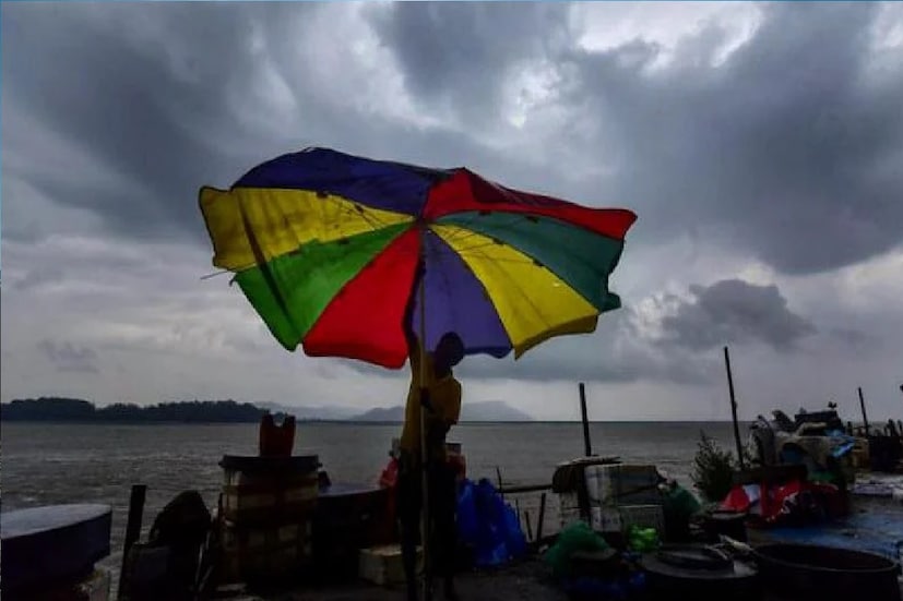 *সোমবার-বুধবার পর্যন্ত দিঘা, মন্দারমনি, তাজপুর-সহ বকখালি, সাগর আইল্যান্ডে সমুদ্রে নামার ক্ষেত্রে পর্যটকদের ওপরে নিষেধাজ্ঞা জারি করা হয়েছে। এই কয়েকদিনের বৃষ্টিতে ধান চাষী ও পাট চাষীদের উপকারে লাগবে। নিচু এলাকা প্লাবিত হতে পারে। মঙ্গল ও বুধবার দৃশ্যমানতা কমতে পারে দক্ষিণবঙ্গের বেশ কিছু জেলায় ভারী বৃষ্টির কারণে। প্রতীকী ছবি। 