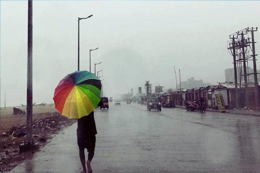 *ভারী বৃষ্টি বা ১০০ কিলোমিটার পর্যন্ত বৃষ্টি হতে পারে কলকাতা হাওড়া হুগলি পূর্ব ও পশ্চিম বর্ধমান পুরুলিয়া এবং বাঁকুড়া জেলায়। এই জেলাগুলিতে ৪০-৫০ কিলোমিটার গতিবেগে ঝড়ো হাওয়া বলতে পারে। প্রতীকী ছবি।