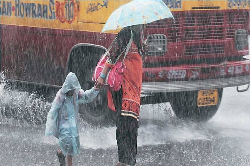*মঙ্গলবার ৯ অগাস্ট ভারী বৃষ্টি থেকে অতি ভারী বৃষ্টির সতর্কতা দক্ষিণ ২৪ পরগণা এবং পূর্ব মেদিনীপুর জেলায়। ৫০ থেকে ৬০ কিলোমিটার প্রতি ঘন্টায় ঝোড়ো হাওয়া বইবে এই দুই উপকূলের জেলায়। ভারী বৃষ্টি কলকাতা, উত্তর ২৪ পরগণা, হাওড়া, পশ্চিম মেদিনীপুর এবং ঝাড়গ্রামে। জেলায় ৪০-৫০ কিলোমিটার গতিবেগে দমকা ঝড়ো হাওয়া বইতে পারে। প্রতীকী ছবি।