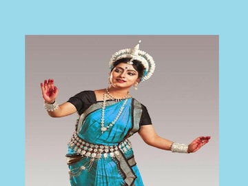 Dona Ganguly returns Kolkata to participate in 22 Sharbon anusthan