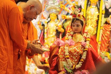 ঢাকে পড়ল কাঠি, জন্মাষ্টমীর ভোরে বেলুড় মঠের দুর্গাপুজো প্রস্তুতিতে ভক্ত সমাগম