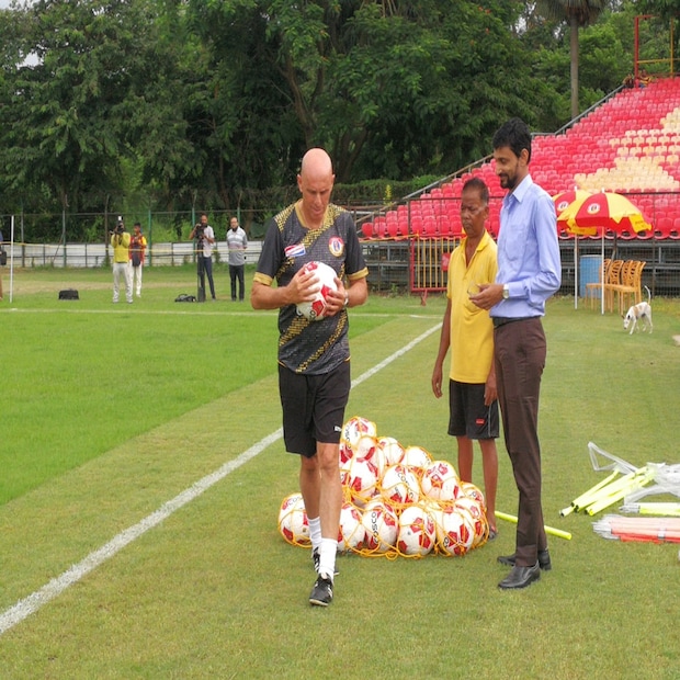 মাঠের ধারে জড়ো করে থাকা ফুটবল বেছে নিলেন নিজের হাতে। তারপর ফুটবলারদের একত্রিত করলেন