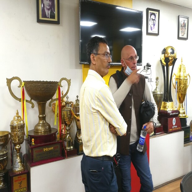 ইস্টবেঙ্গল ক্লাবের ভেতর কিছুক্ষণ সময় কাটালেন ভারতের প্রাক্তন কোচ। ক্লাবের ইতিহাস এবং ট্রফি দেখলেন
