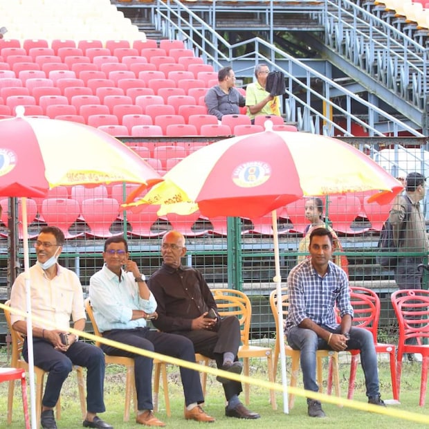 ইস্টবেঙ্গল ক্লাবের কিছু কর্তা এবং প্রাক্তন ফুটবলার উপস্থিত ছিলেন মাঠে স্টিফেনের প্রথম দিনের প্র্যাকটিস দেখবেন বলে