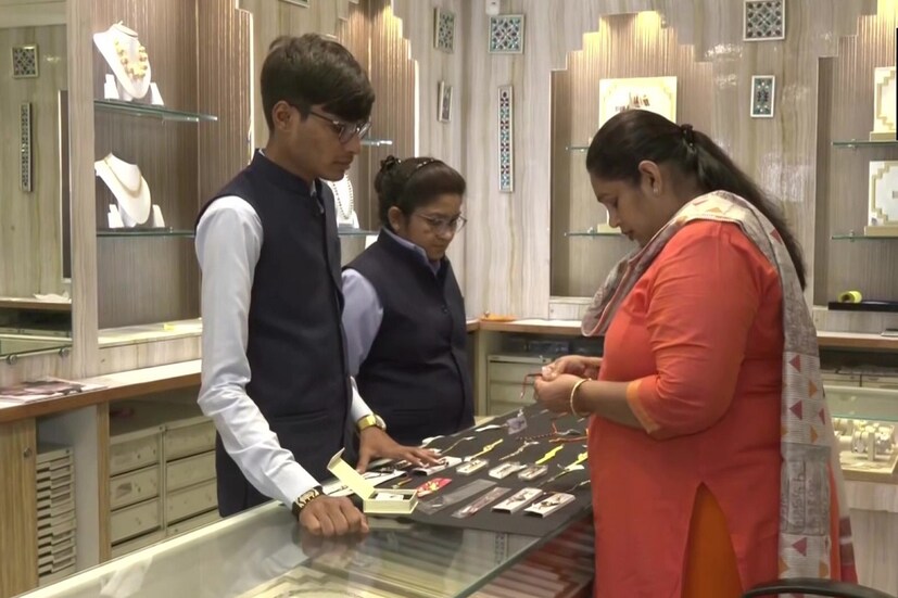 রাখি বা রক্ষাবন্ধনের জন্য মুখিয়ে রয়েছেন ভাই বোনেরা৷ ভাইদের হাতে রাখি পরিয়ে তাদের জন্য শুভ কামনা করবেন বোনেরা৷ ভাই বোনের পবিত্র বন্ধনের উদযাপন হবে এই রাখি বন্ধনের মাধ্যমে৷ এই রীতি চলে আসছে বছরের পর বছর৷ 