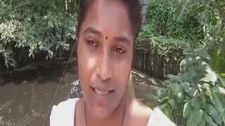 ছোট বোন ও মায়ের সংসারে বড় মেয়ে টুম্পাই