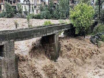 হড়পা বান এবং ভূমিধসে শনিবার ৩৩ জনের মৃত্যুর খবর পাওয়া গিয়েছে