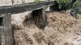 হড়পা বান এবং ভূমিধসে শনিবার ৩৩ জনের মৃত্যুর খবর পাওয়া গিয়েছে হড়পা বান এবং ভূমিধসে শনিবার ৩৩ জনের মৃত্যুর খবর পাওয়া গিয়েছে